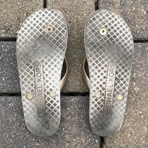 MK - Michael Kors - Gold Slippers Size 7 + 🎁 FREE GIFTS 🎁 - Picture 5 of 10